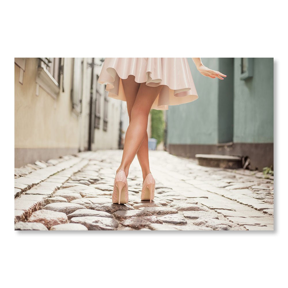Tableau Moderne pas cher DST0028 - Jambes d'une femme en jupe et talons qui marche dans la rue - Tableau déco Glamour