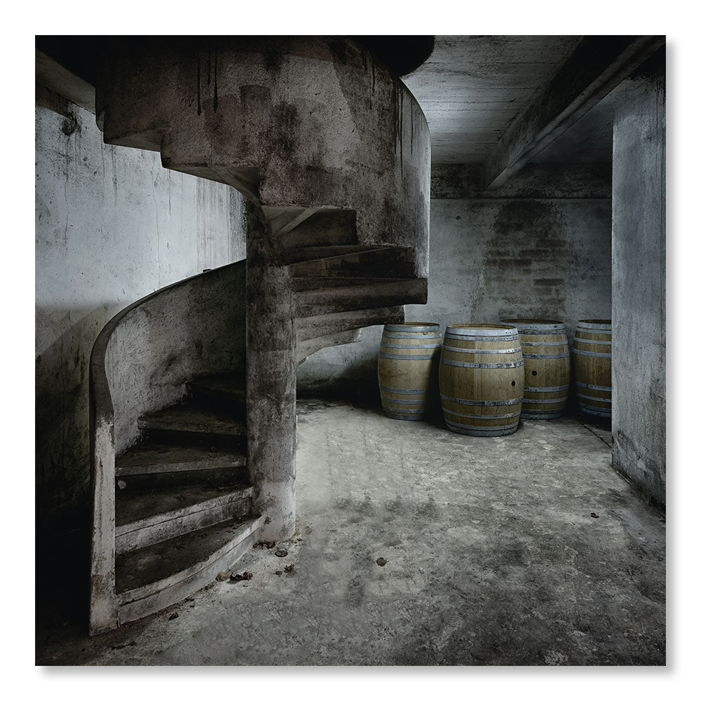 Tableau Moderne pas cher SBL0061 - Ancienne cave à vin avec escalier en colimaçon et tonneaux en France - Tableau déco