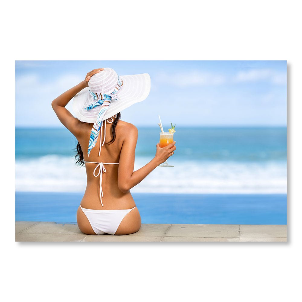 Modernes Design-Wanddekorationsgemälde DST0021 – Frau im Badeanzug mit Hut, die einen Cocktail am Meer trinkt – Glamour-Dekorationsgemälde – Printadeco