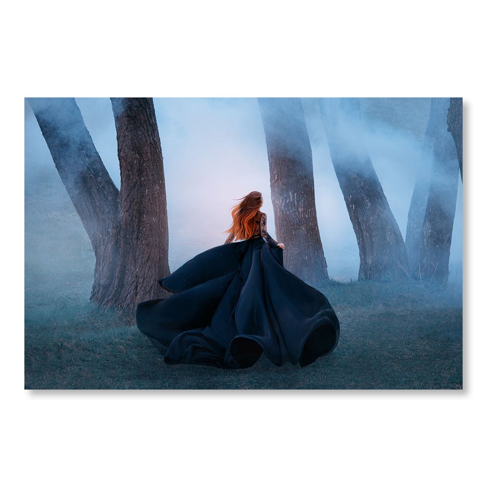 Modernes Design-Wanddekorationsgemälde DST0062 – Rothaarige Frau in einem Kleid im Wald – Fantasie-Dekorationsgemälde – Printadeco