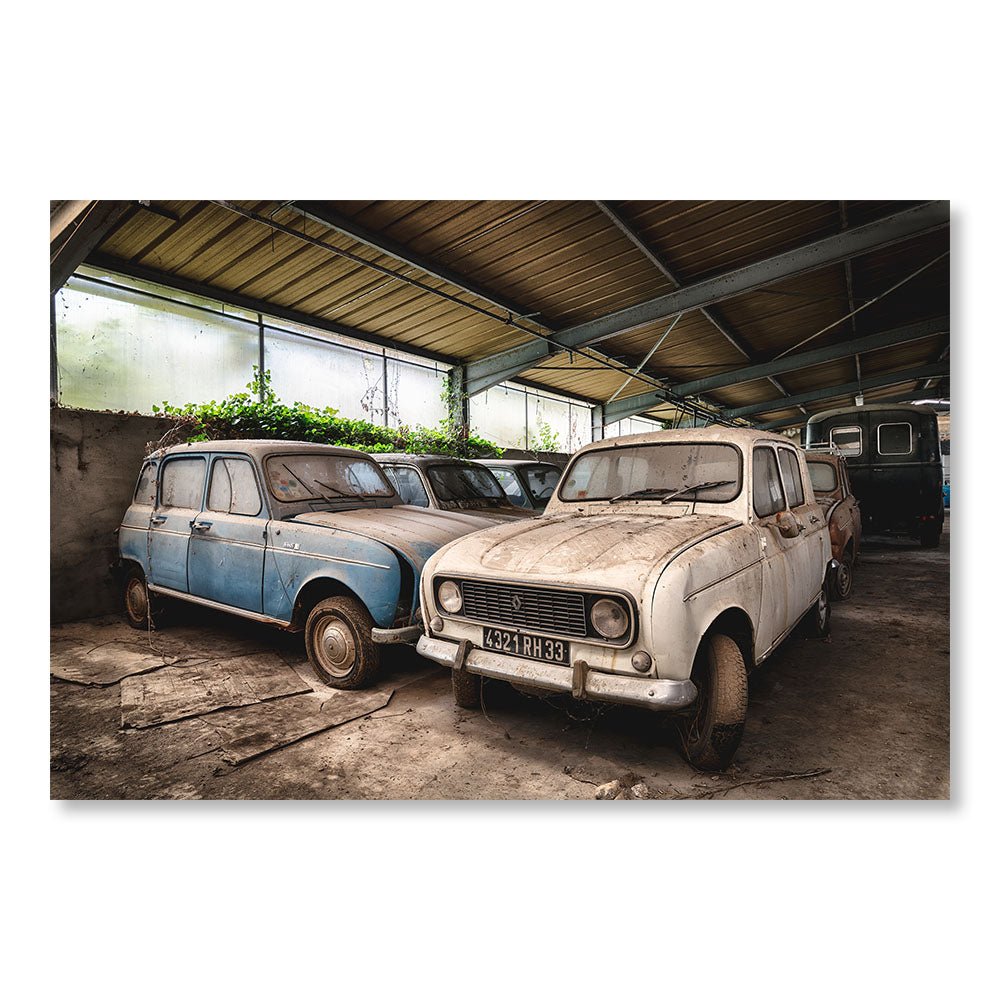 Modernes Design-Wanddekorationsgemälde SBL0025 - Renault 4L-Autos, die in einem Schuppen in Frankreich verlassen wurden - Dekoratives Gemälde Décadence Vehicles Urbex - Printadeco